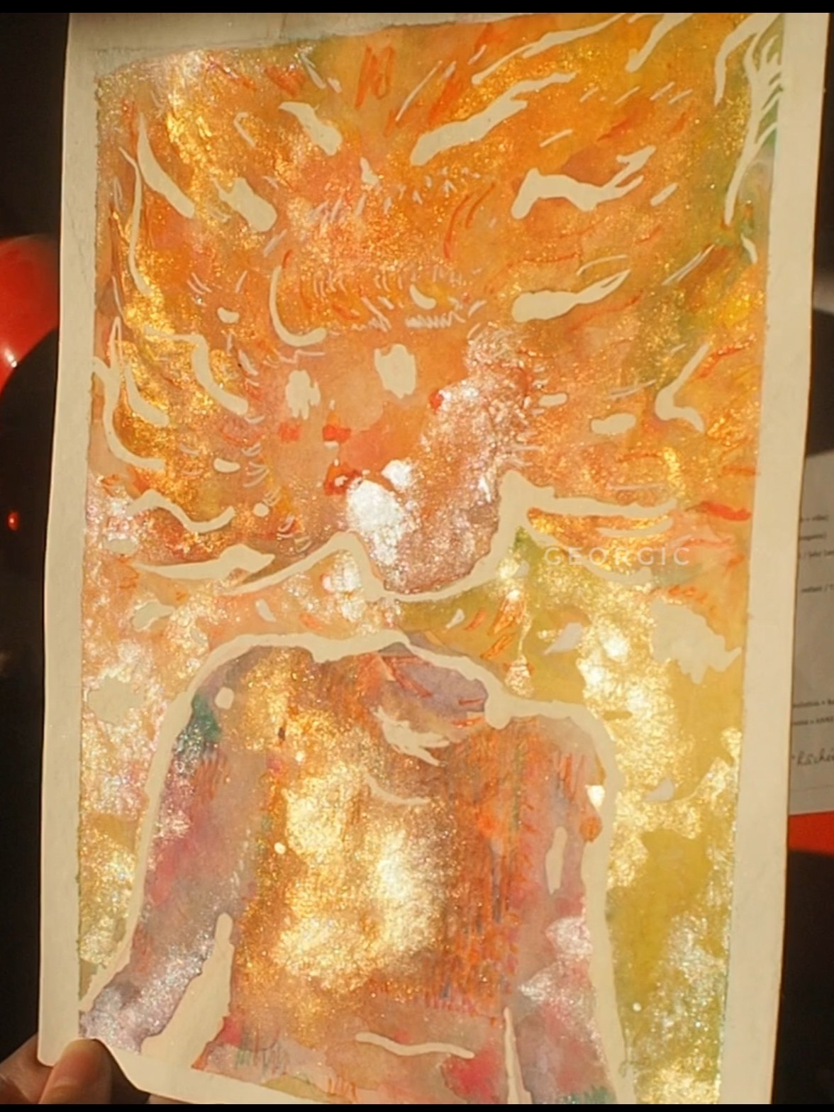 Photo d'une illustration à l'aquarelle d'une femme abstraite en feu. On voit beaucoup de zones briller grâce à de l'aquarelle pailletée. Ça brille partout.