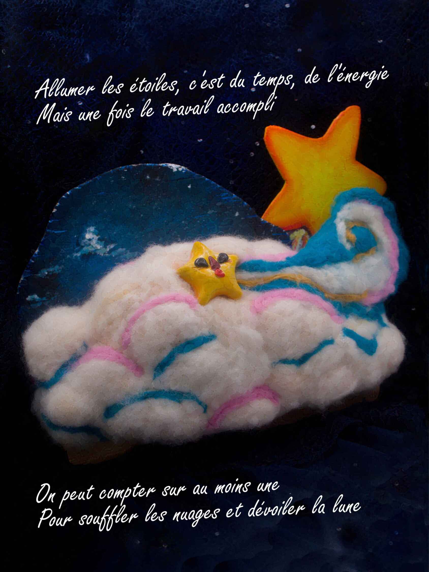 Photo d’une sculpture d’un nuage sur lequel repose une étoile qui le souffle pour dégager la vue du ciel étoilé derrière. Il y a un poème : “Allumer les étoiles, c’est du temps, de l’énergie / Mais une fois le travail accompli / On peut compter sur au moins une / Pour souffler les nuages et dévoiler la lune”