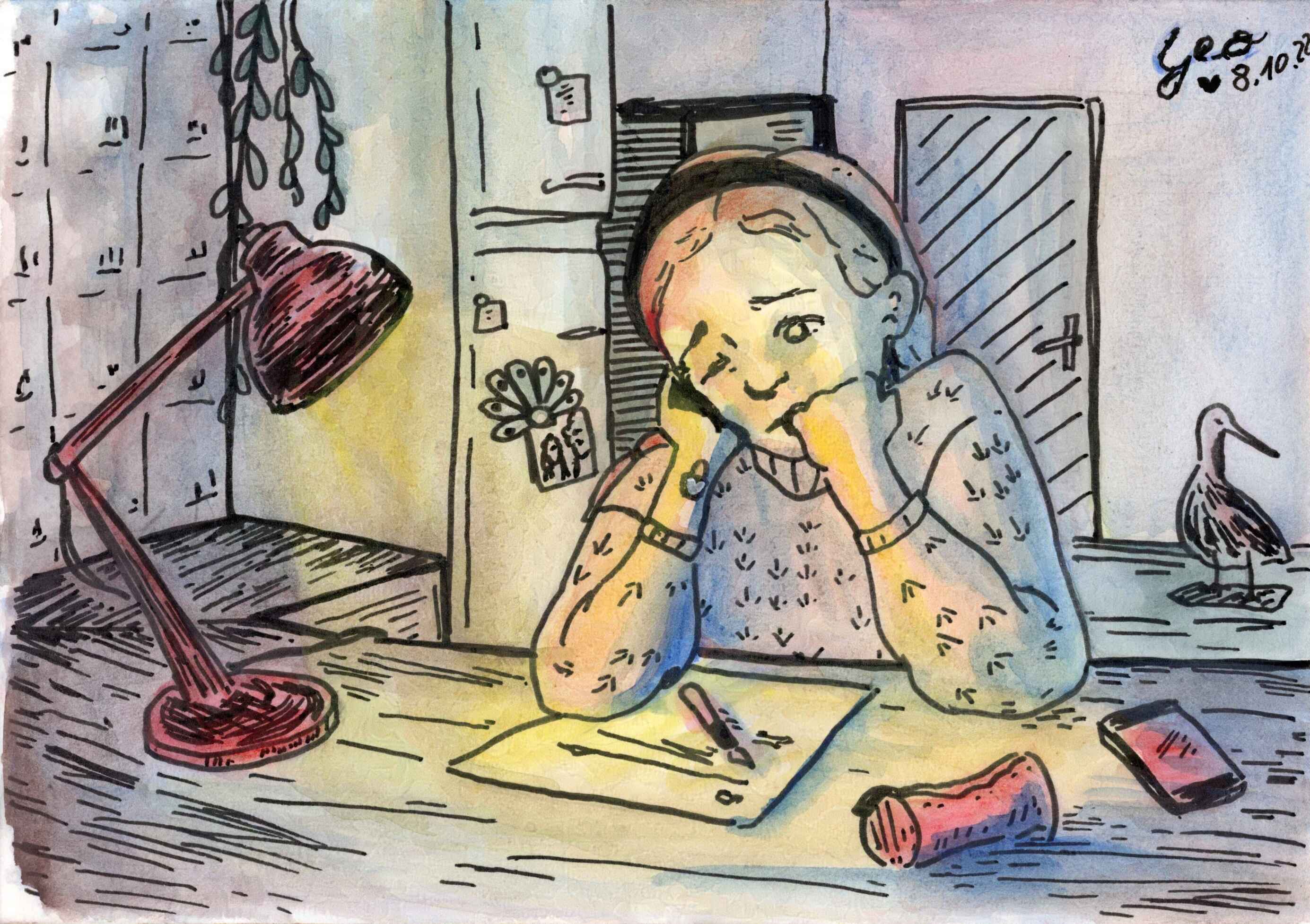 Illustration à l'aquarelle et au stylo noir d'une femme assise à un bureau dans un studio. La pièce est éclairée de la seule lampe d'architecte posée sur ce bureau. La femme aux cheveux tressés a le regard triste et posé sur une lettre sur laquelle est posé un stylo. Il y a derrière elle une statue d'oiseau et un frigo sur lequel sont attachés des listes et une photo tenue par un aimant en forme de paon.