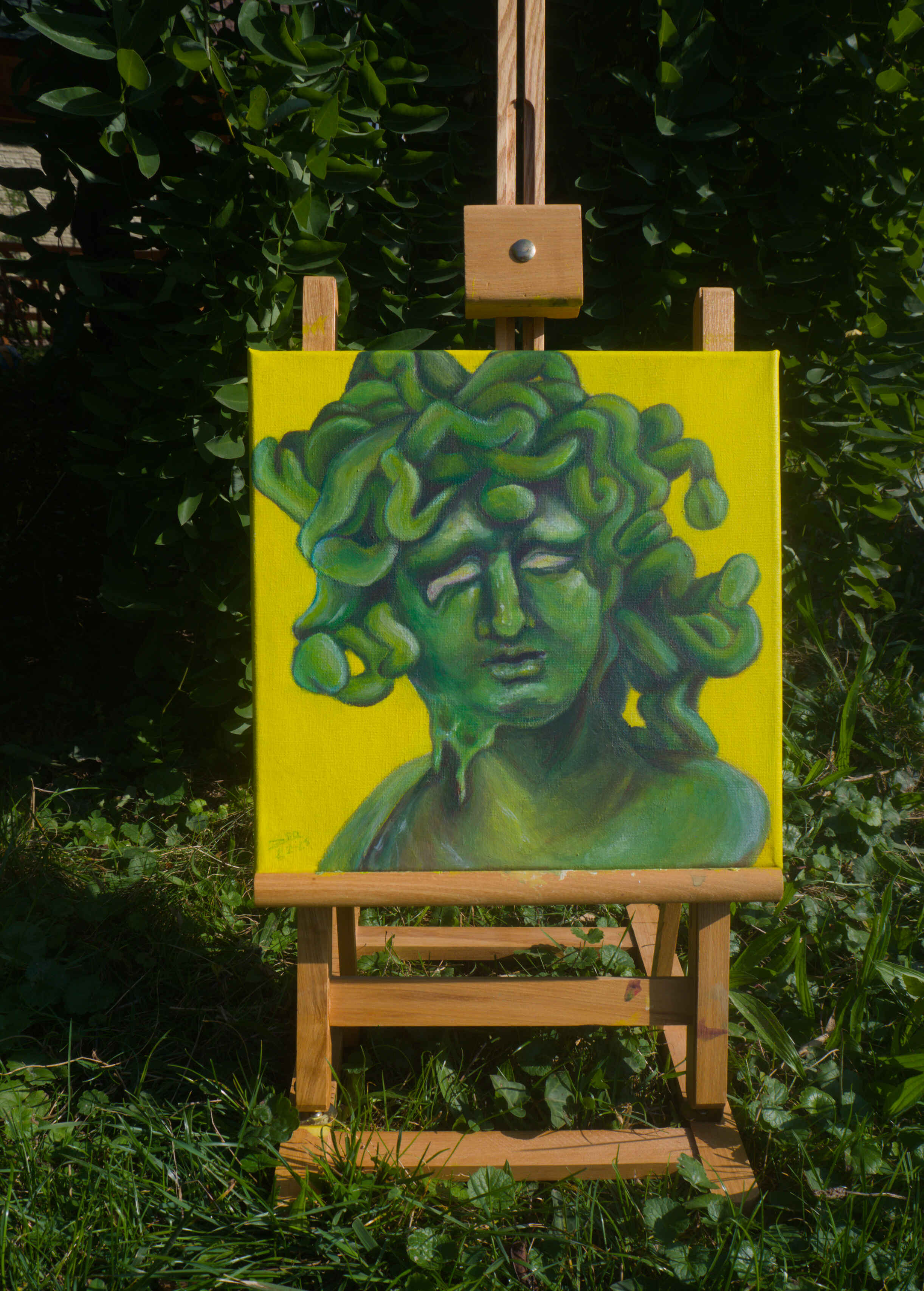 Photo de la toile posée devant un arbre sur un chevalet.