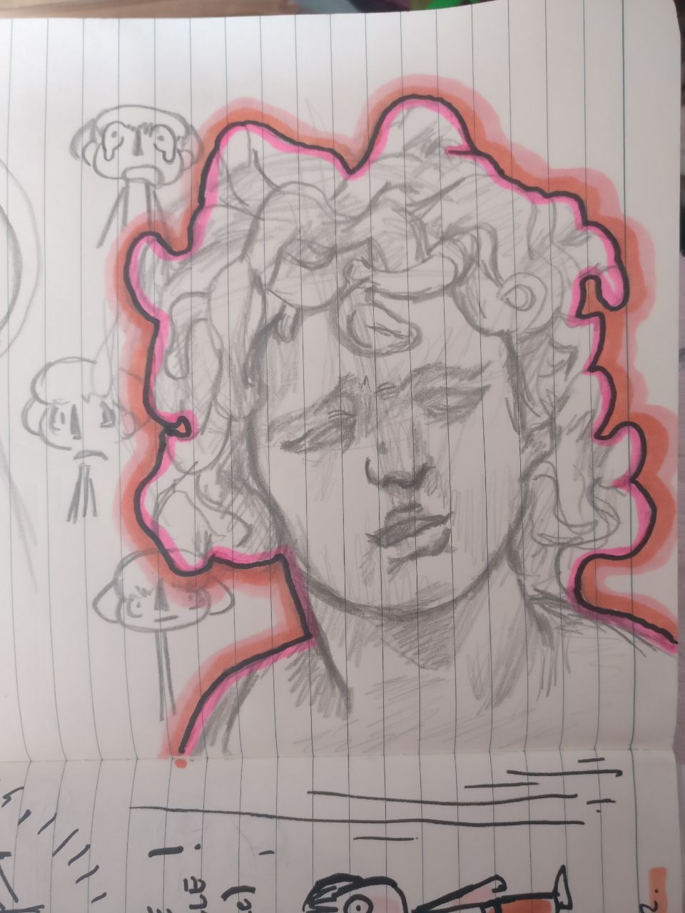 Photo d'un carnet de croquis où est dessiné la Méduse du Bernin.