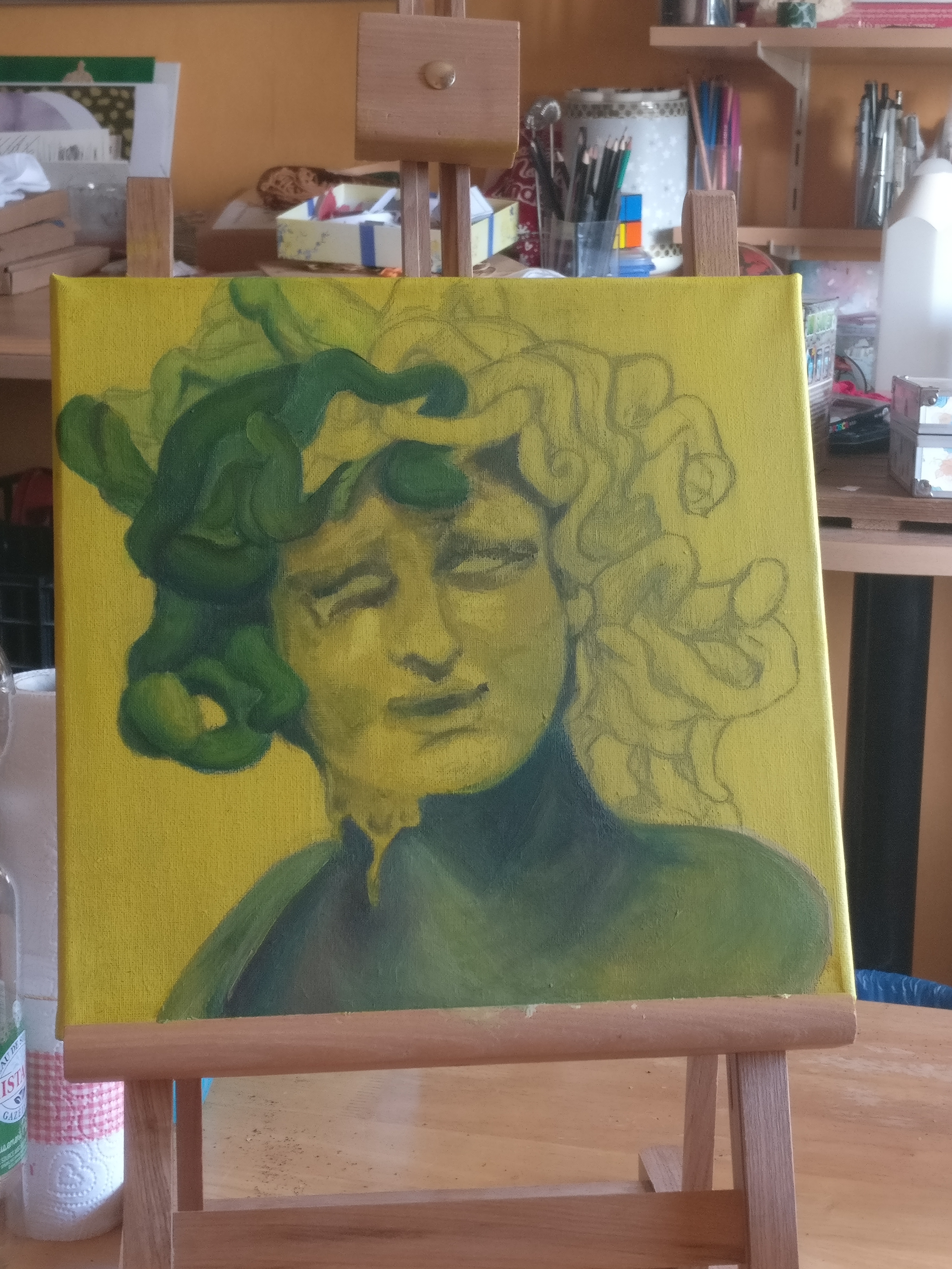 Photo de Méduse en train d'être peinte, seule une partie de ses serpents est peinte, son corps l'est aussi, mais son visage n'a qu'un lavis.