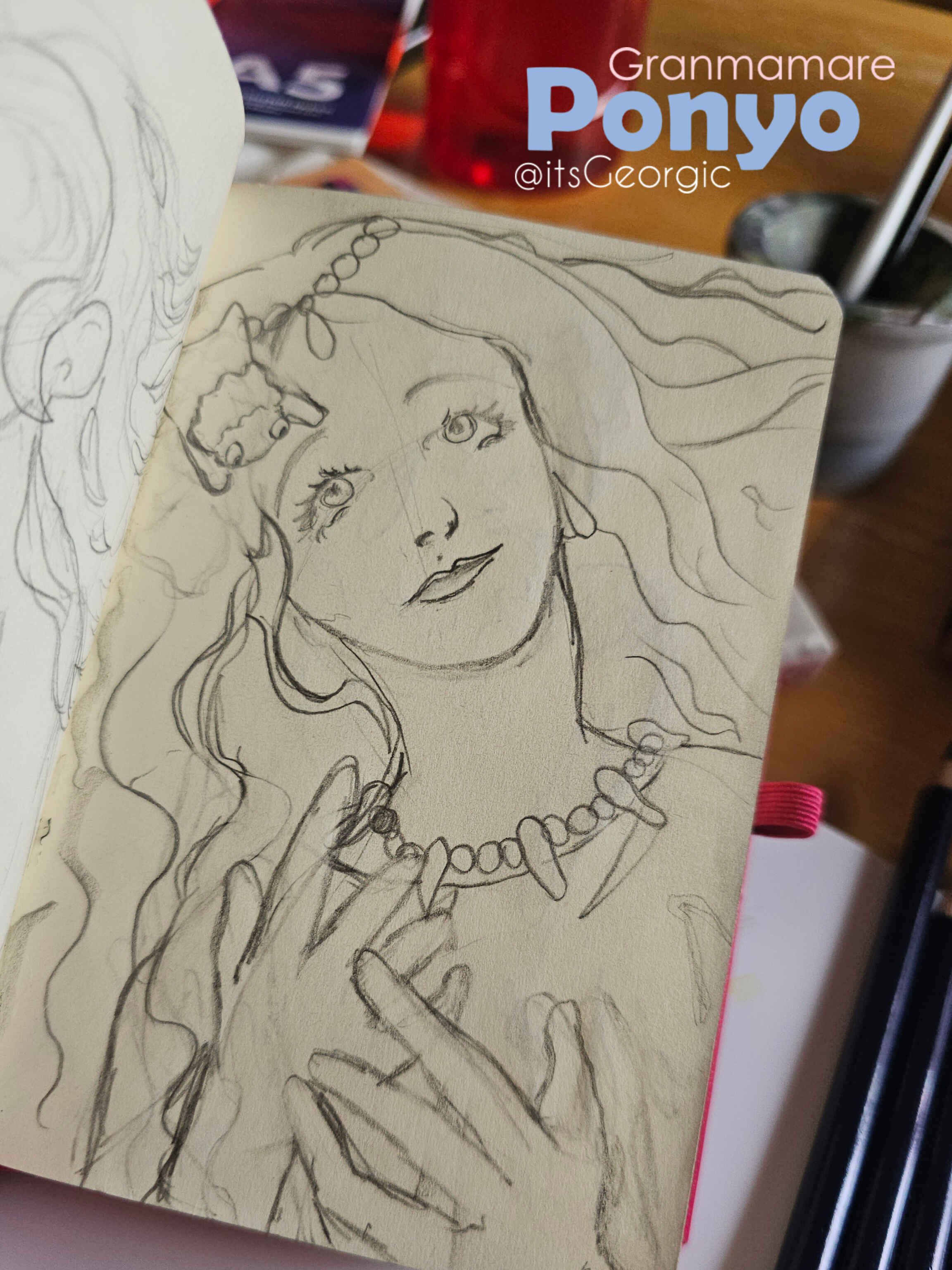 Photo d'un carnet de croquis ouvert à une page où l'on voit le croquis préliminaire de l'œuvre Granmamare au crayon.