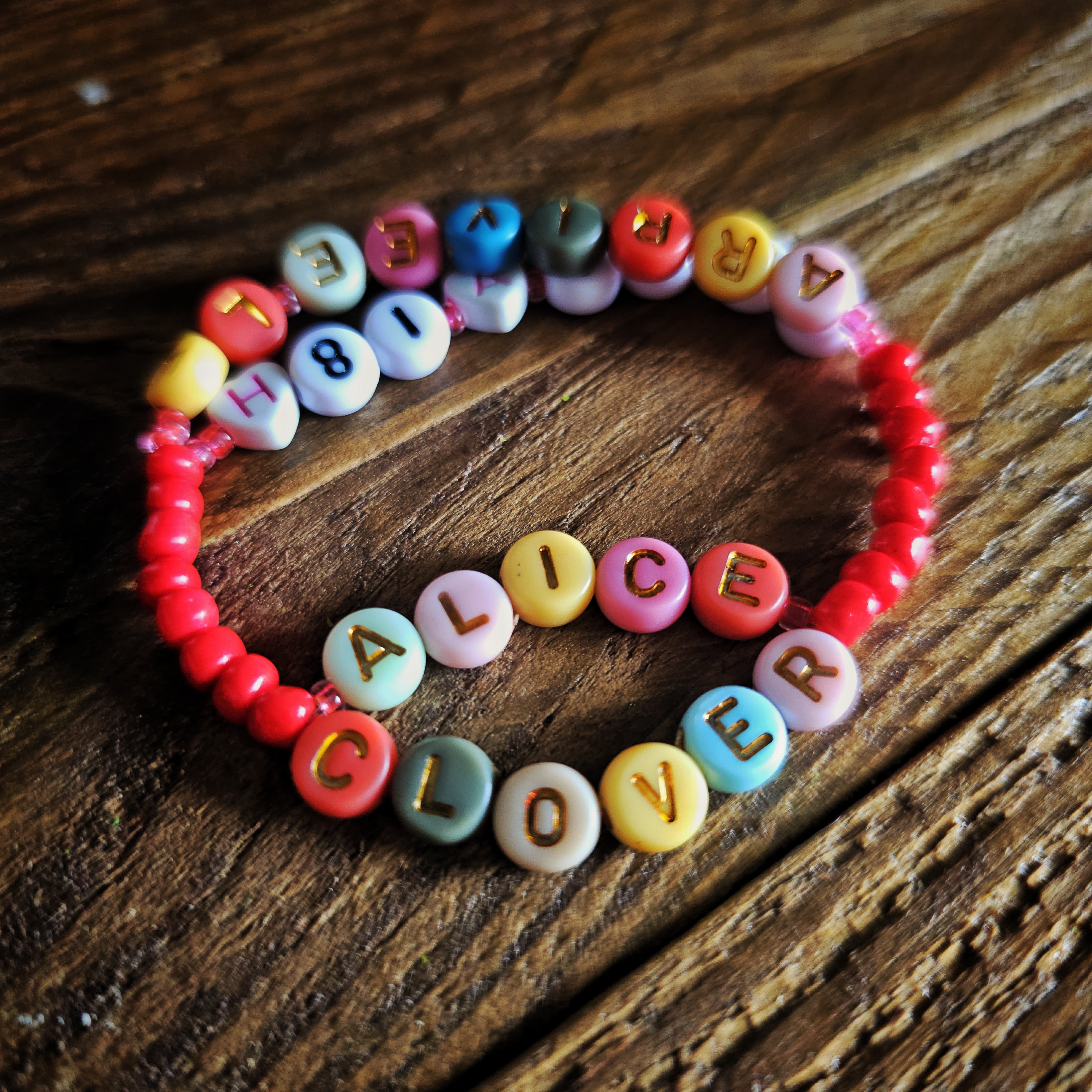 Photo d'un bracelet en perles sur lequel est écrit 'Arrivée à 18h / Alice Clover