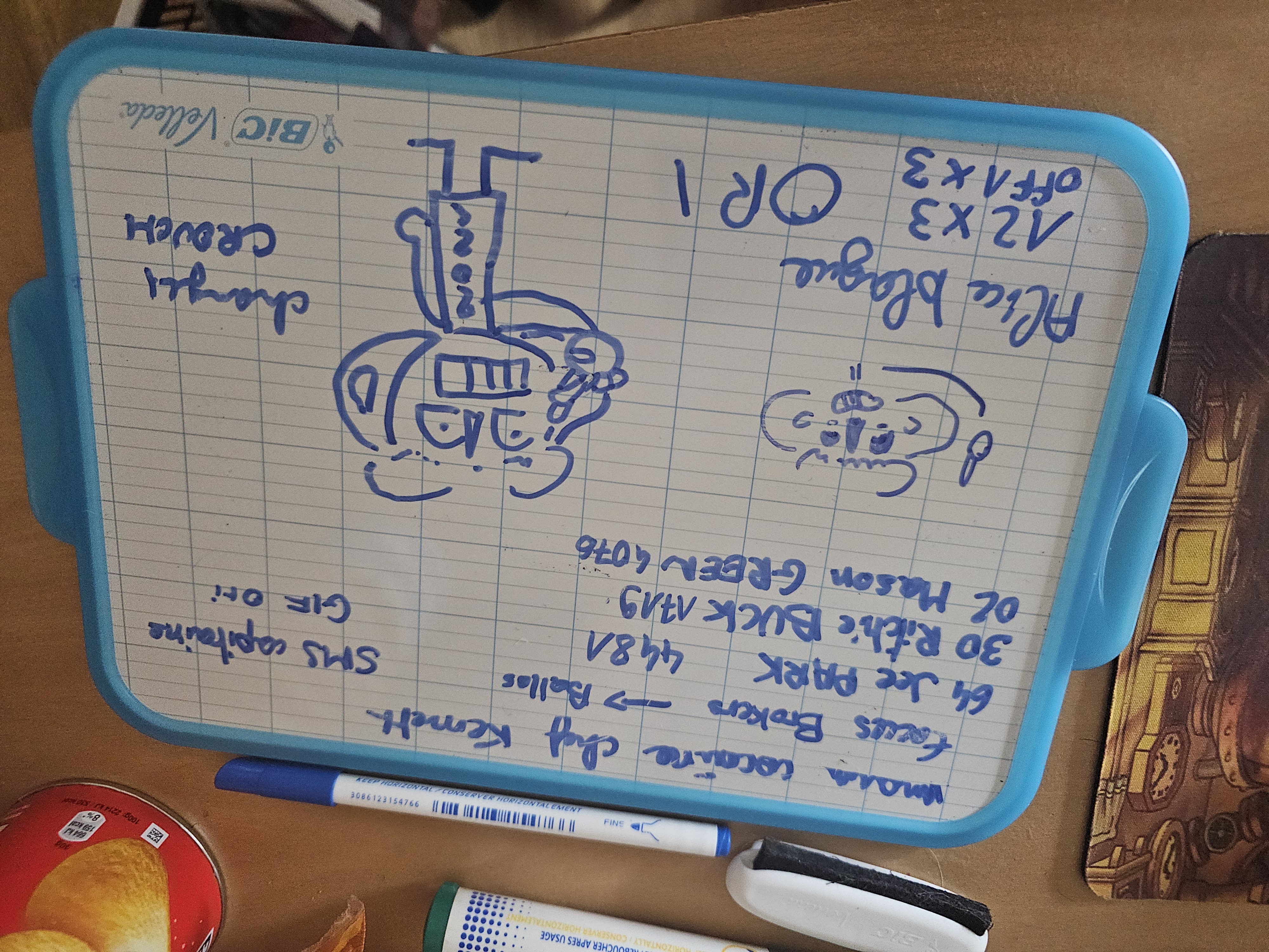 Photo d'une ardoise Velleda sur laquelle est notée beaucoup d'informations liées au RP, comme une bonne blague et des numéros de téléphone. Il y a un petit dessin de georgic qui croise les doigts