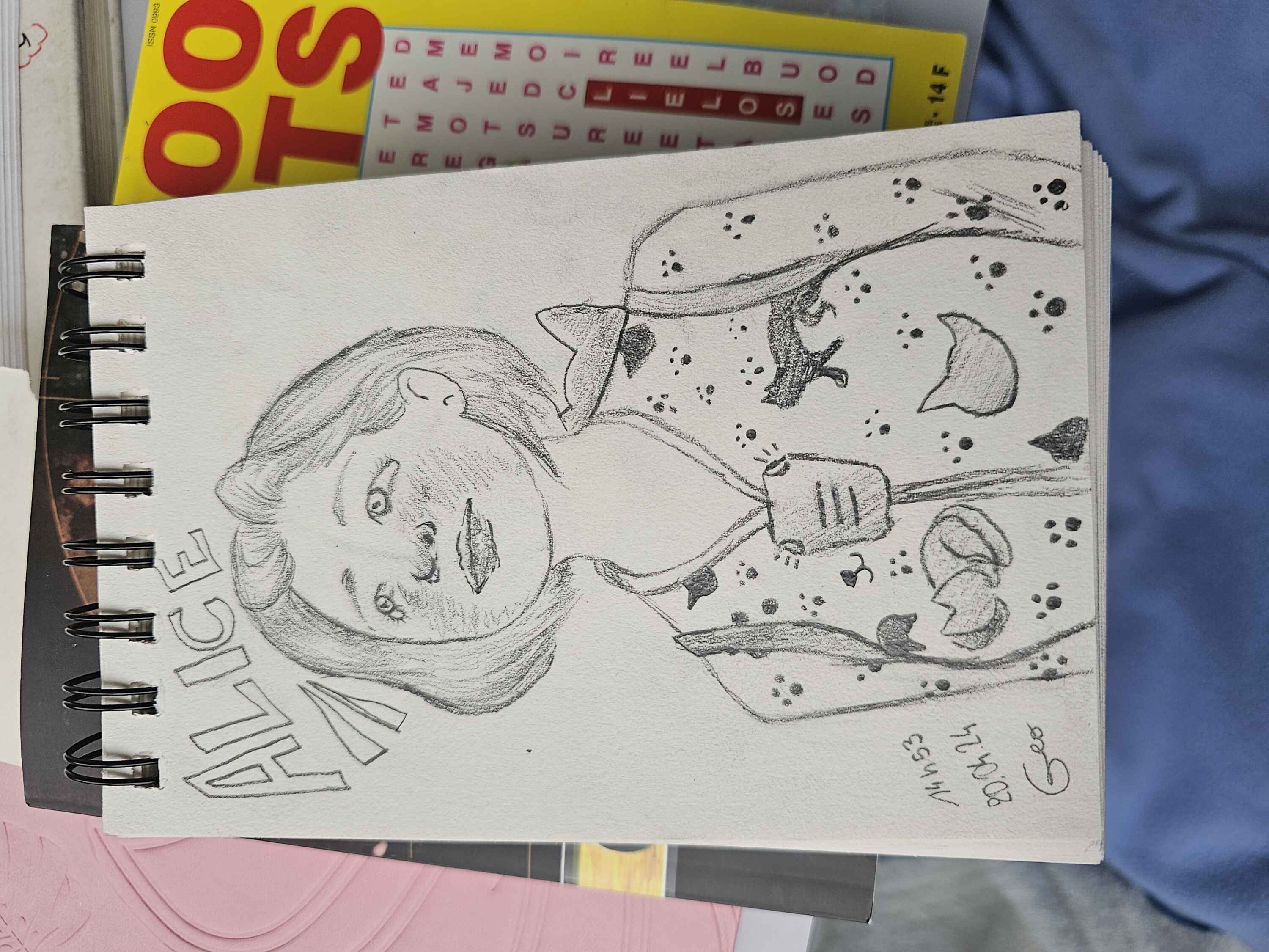 Dessin au crayon en noir et blanc dans un carnet d'Alice avec sa tenue de chat, son sac chat, sa gopro et ses yeux plein d'espoir