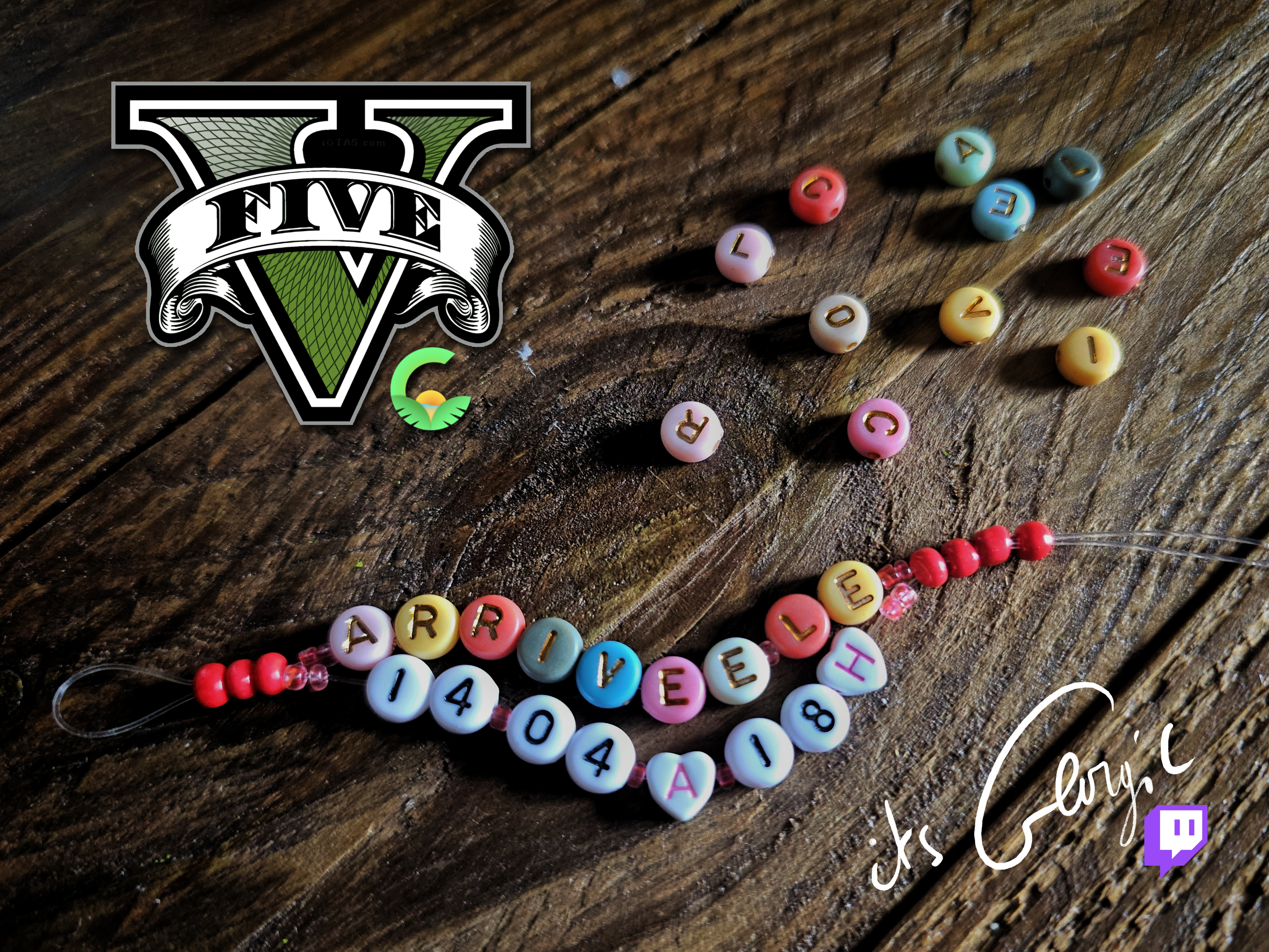 Photo d'un bracelet en cours de création disant "Arrivée le 14 04 à 18h" avec le logo de GTA V et de CaliRP, le logo de Twitch avec le pseudo itsGeorgic et des perles éparpillées de lettres : R L C O C V A E L E I