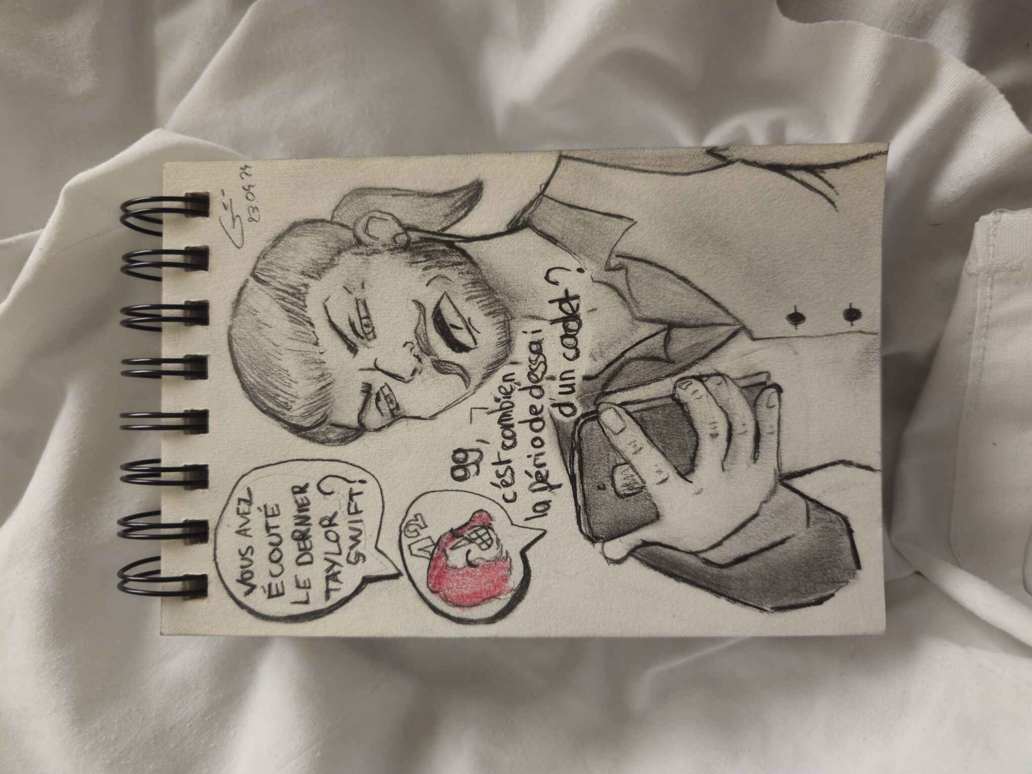 Dessin au crayon dans un carnet de croquis du capitaine 37 qui regarde son téléphone. Il a un SMS de 12 aux cheveux roses qui dit "Vous avez écouté le dernier Taylor Swift ?" et 37 dit à haute voix "99, c'est combien la période d'essai d'un cadet ?"