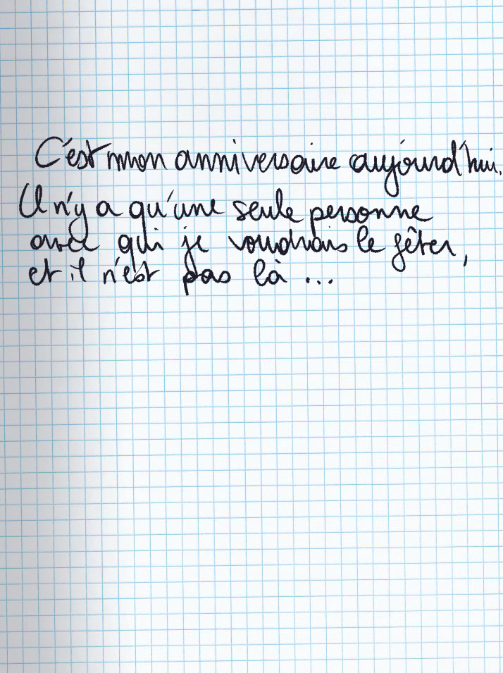 Texte écrit à la main : C'est mon anniversaire aujourd'hui. Il n'y a qu'une seule personne avec qui je voudrais le fêter, et il n'est pas là ...