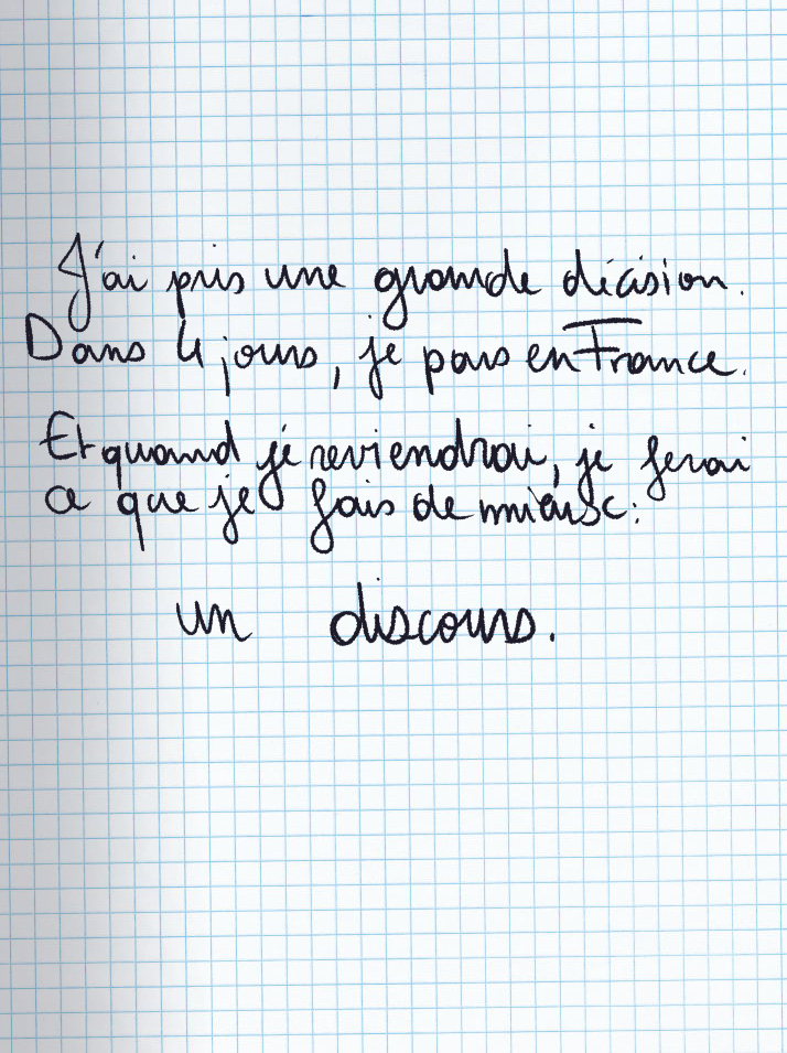 Texte écrit à la main : J'ai pris une grande décision. Dans 4 jours, je pars en France. Et quand je reviendrai, je ferai ce que je fais de mieux : un discours.