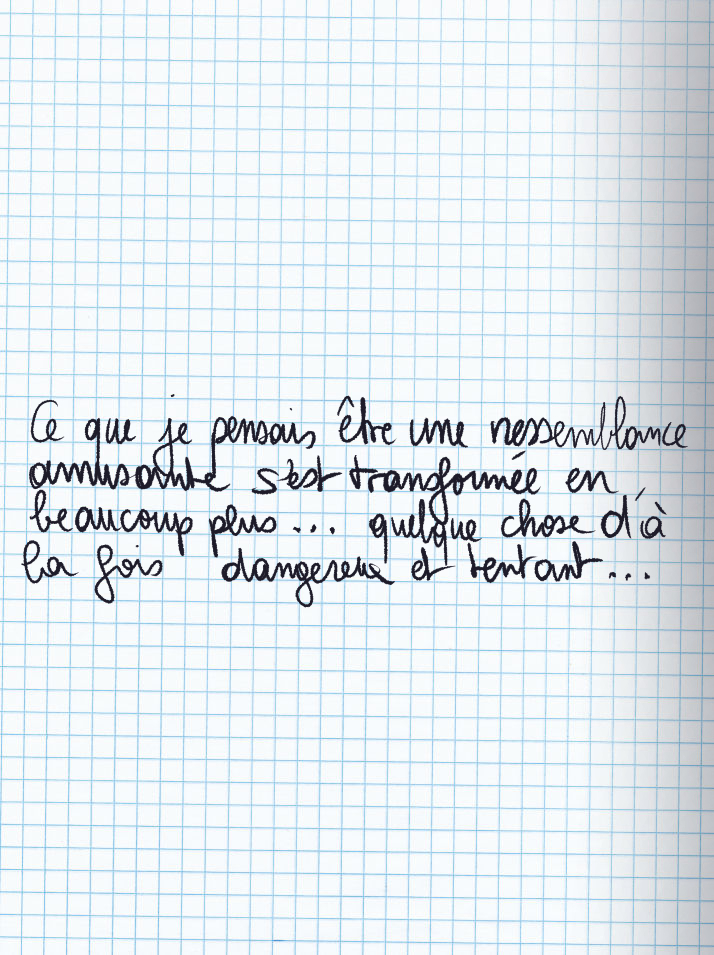 Texte écrit à la main : Ce que je pensais être une ressemblance amusante s'est transformée en beaucoup plus ... quelque chose d'à la fois dangereux et tentant ...